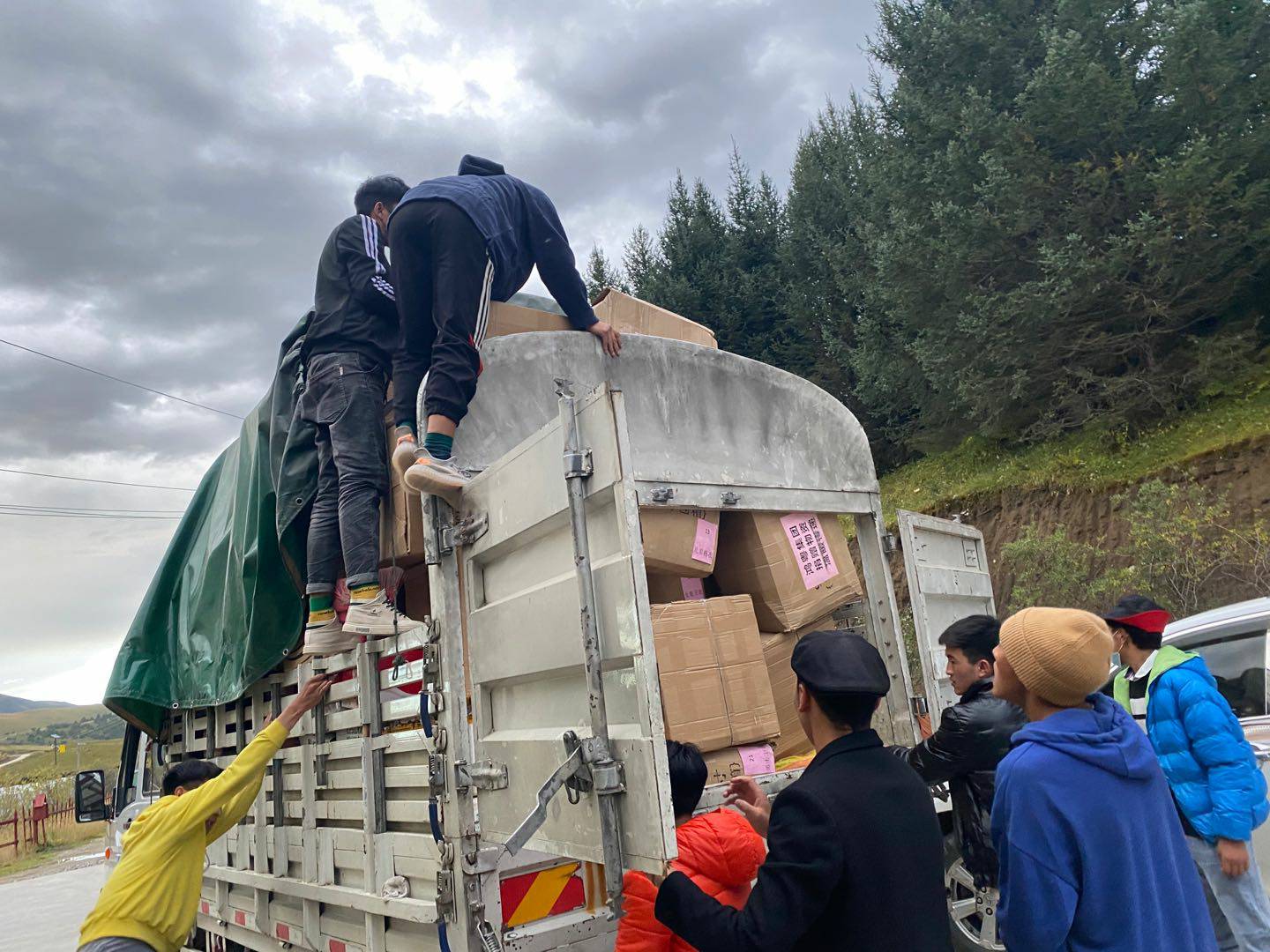 熊猫体育-熊猫体育(中国)官方网站公益回顾丨家国同欢月同圆 温暖满载甘孜州(图5)